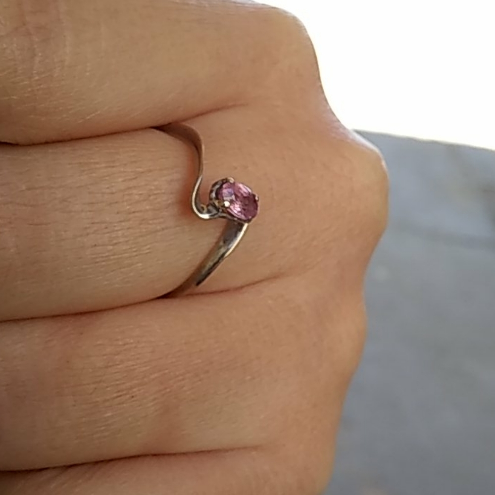 14k white gold ring with a pink gem. - Picture 5 of 6